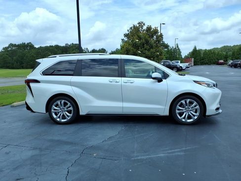 Used 2022 Toyota Sienna Platinum FWD image 2