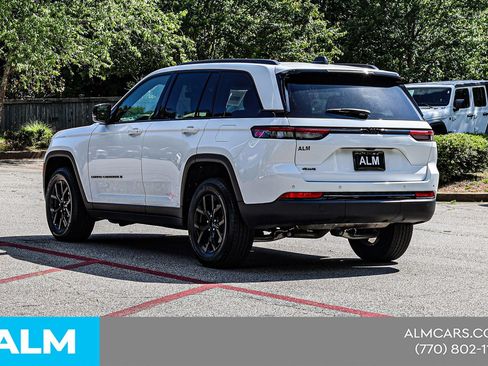 Used 2025 Jeep Grand Cherokee Altitude AWD/4WD image 9