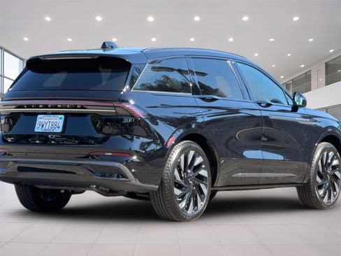 Used 2026 Lincoln Nautilus Reserve AWD/4WD image 4