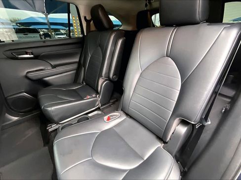 Used 2021 Toyota Highlander XLE image 21