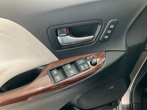 Used 2020 Toyota Sienna Limited Premium FWD image 5