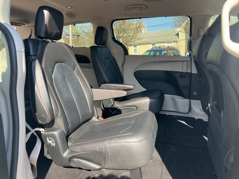 Used 2017 Chrysler Pacifica Touring-L w/ Tire & Wheel Group FWD image 22