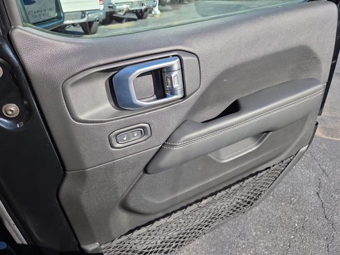 Used 2021 Jeep Gladiator Overland w/ Cold Weather Group AWD/4WD image 18