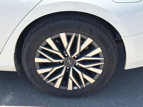 Used 2025 Nissan Altima 2.5 SV FWD image 19