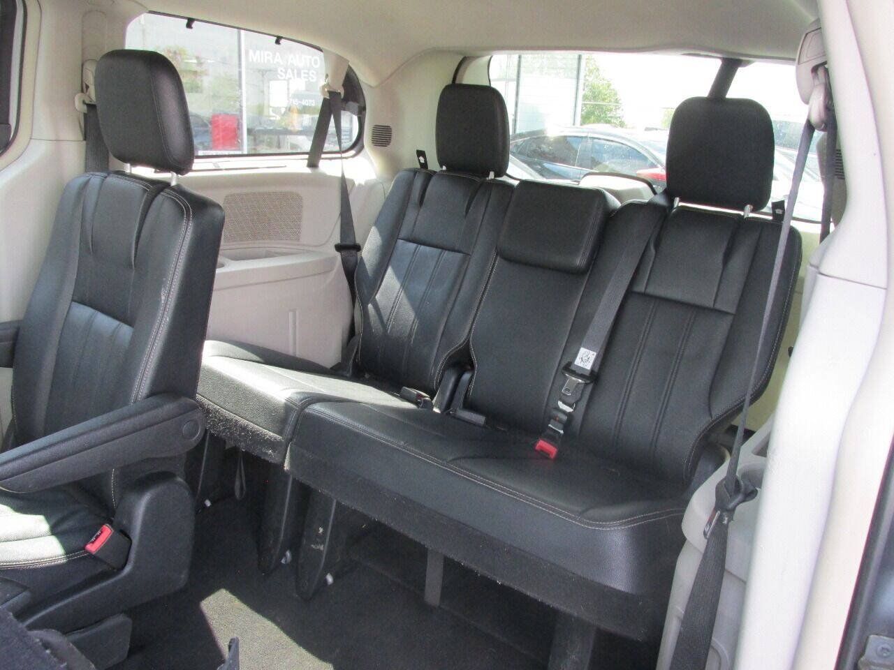 Used 2015 Chrysler Town & Country Touring w/ Driver Convenience Group FWD image 17