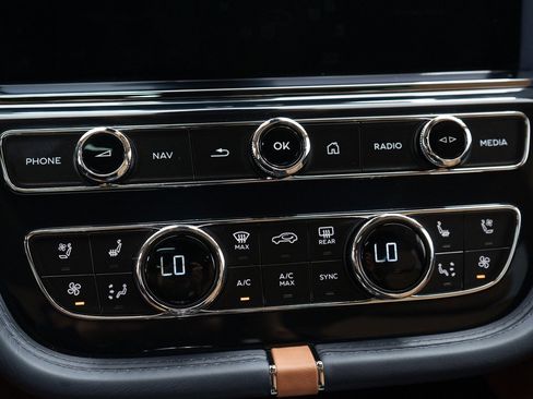 Certified 2025 Bentley Bentayga Extended Wheelbase image 38