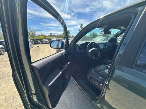 Used 2021 Toyota Tacoma TRD Sport w/ TRD Premium Sport Package AWD/4WD image 9