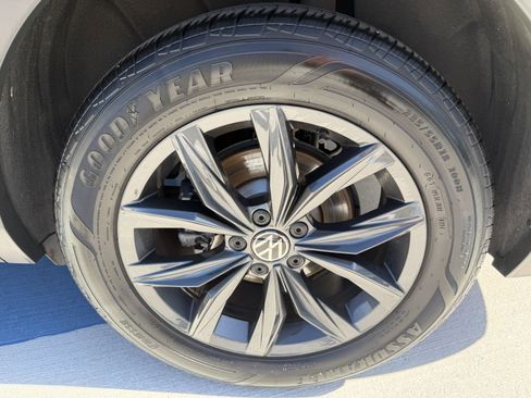 Used 2024 Volkswagen Tiguan SE image 33
