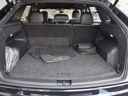 Used 2021 Volkswagen Atlas Cross Sport SE w/ Panoramic Sunroof Package image 17