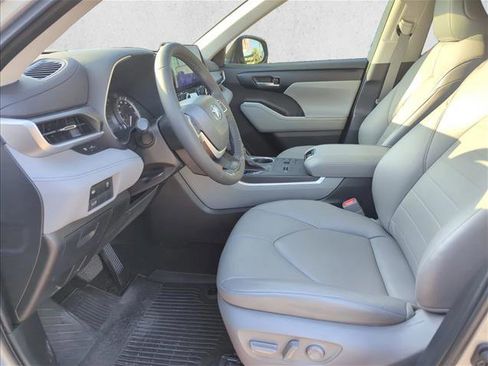 Used 2023 Toyota Highlander XLE FWD image 9