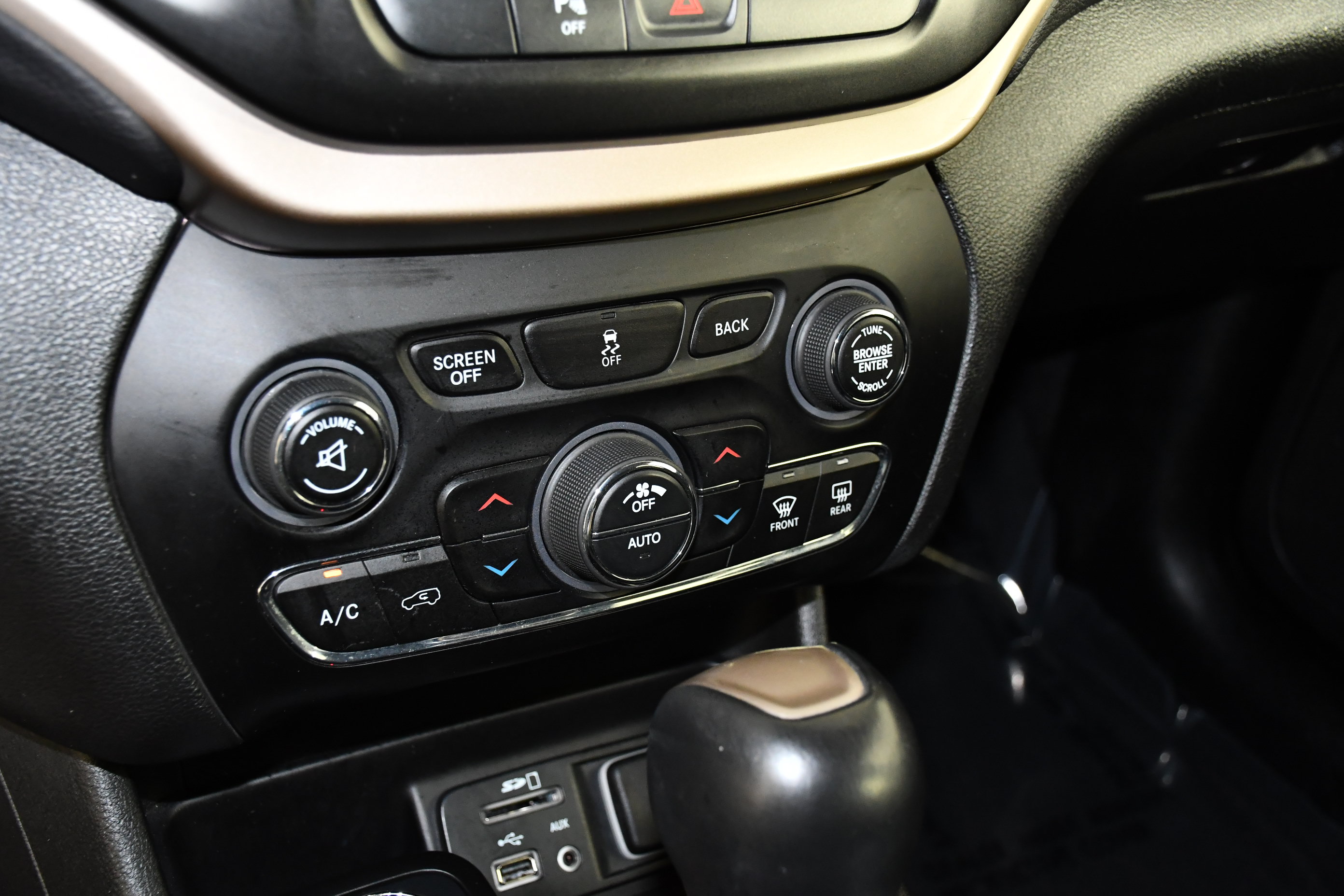Used 2018 Jeep Cherokee Limited AWD/4WD image 29