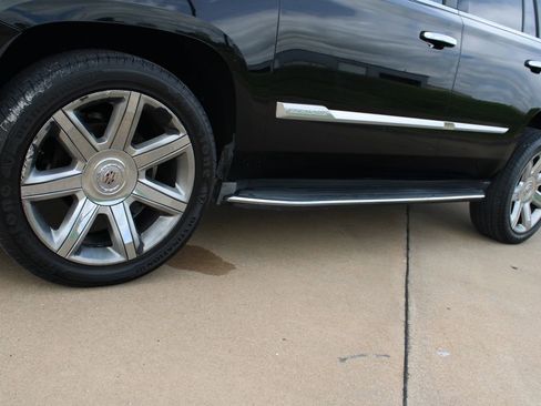 Used 2015 Cadillac Escalade Luxury AWD/4WD image 11