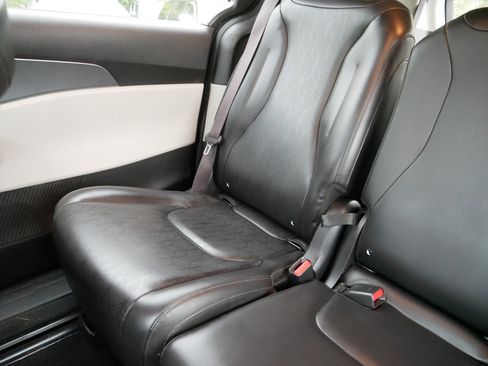 Certified 2024 Kia Carnival LX image 12