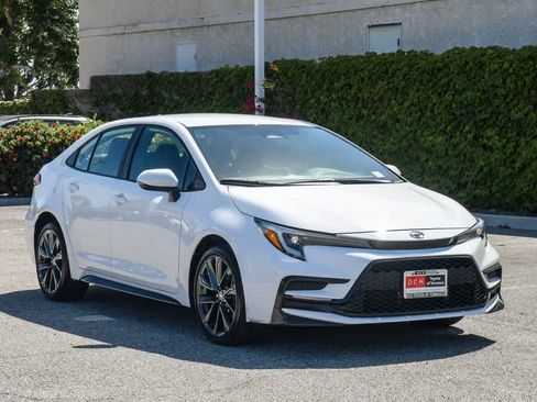 Used 2025 Toyota Corolla SE w/ Convenience Package FWD image 3