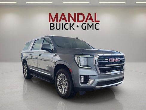 Used 2023 GMC Yukon XL SLT w/ SLT Luxury Package image 4
