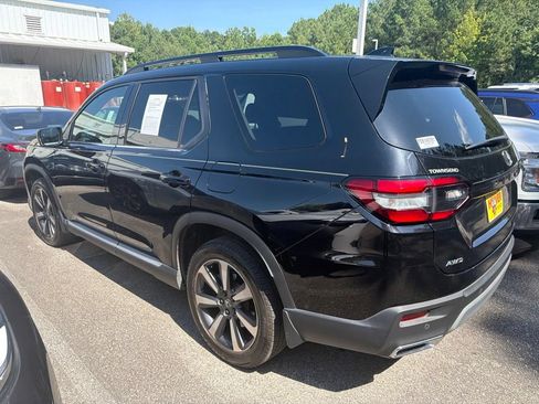 Used 2025 Honda Pilot Touring image 2