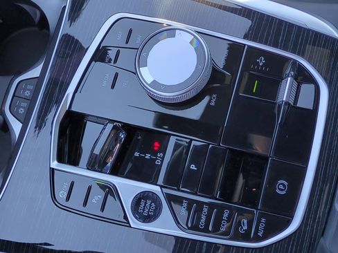 Used 2025 BMW X7 M60i image 26