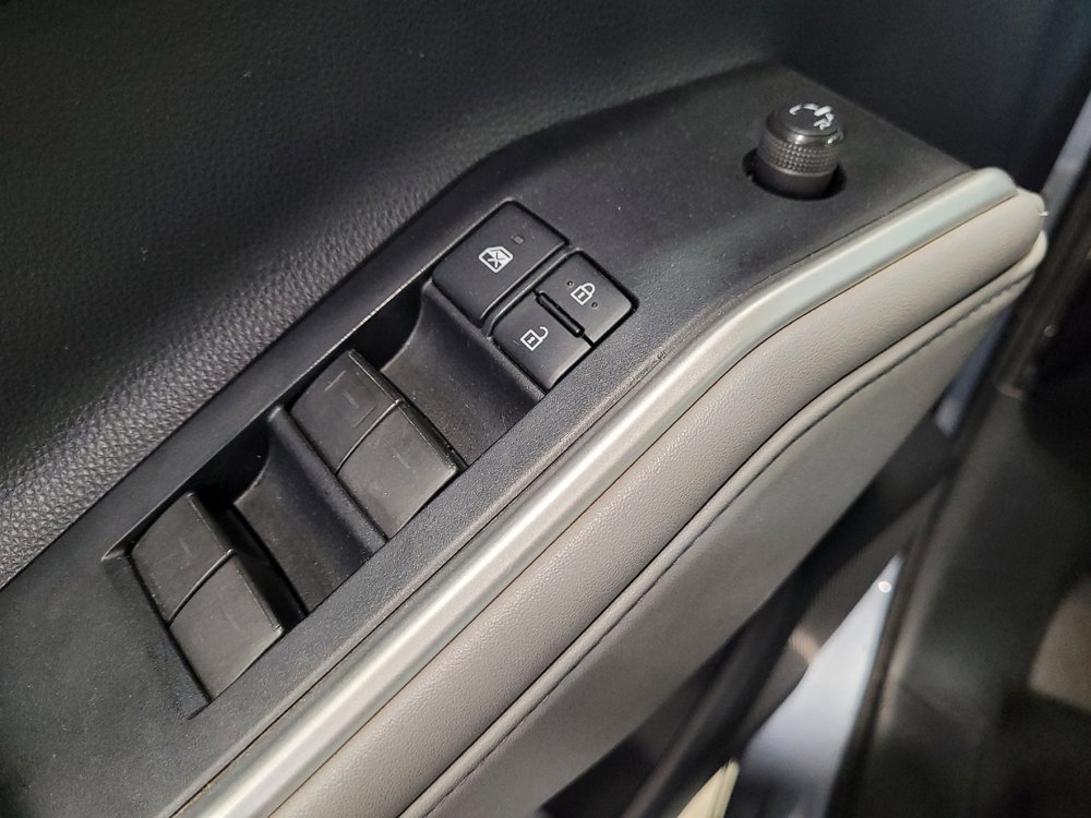 Used 2020 Toyota Highlander LE FWD image 27