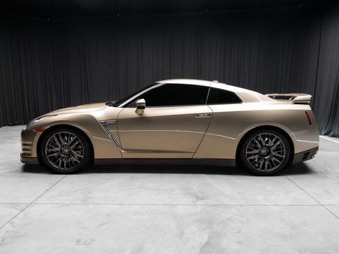 Used 2016 Nissan GT-R Premium AWD/4WD image 13