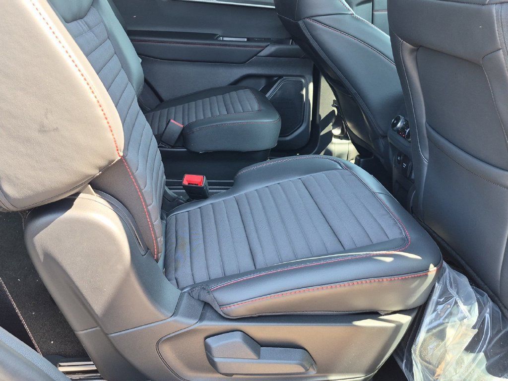 Used 2026 Ford Explorer ST-Line w/ ST-Line Street Pack RWD image 9
