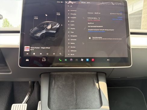Used 2024 Tesla Model Y Performance AWD/4WD image 17