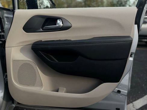 Certified 2024 Chrysler Pacifica Touring-L image 15