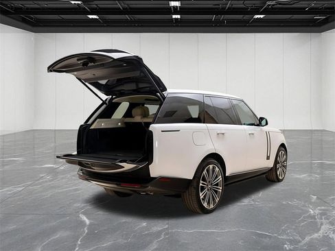 Used 2025 Land Rover Range Rover Autobiography image 12