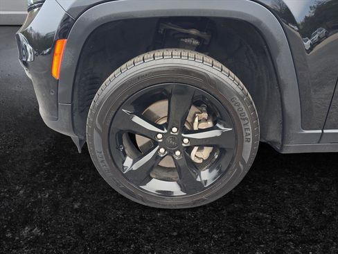 Used 2024 Jeep Grand Cherokee L Limited w/ Luxury Tech Group II image 9