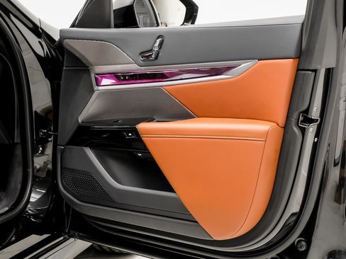 Used 2025 BMW 760i xDrive image 34