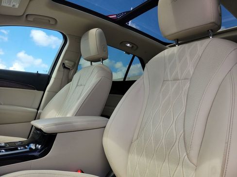 Used 2021 Buick Envision Avenir w/ Technology Package II image 25