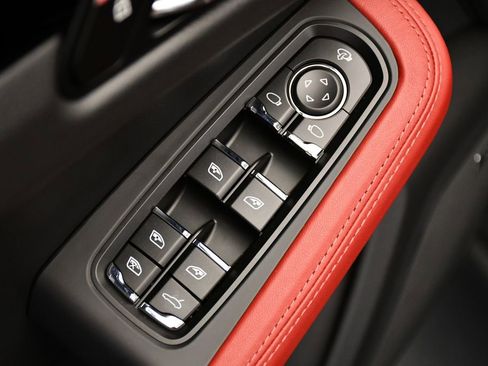 Used 2025 Porsche Macan Turbo image 37