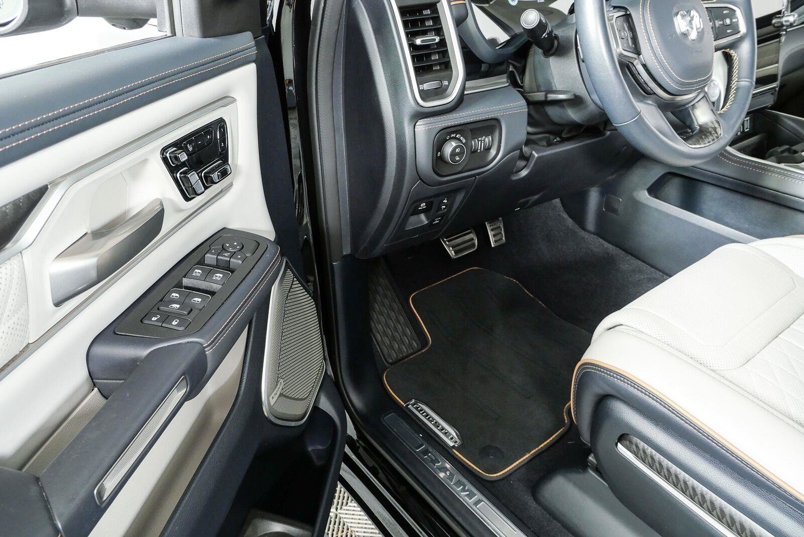 Used 2025 RAM 1500 Tungsten AWD/4WD image 9