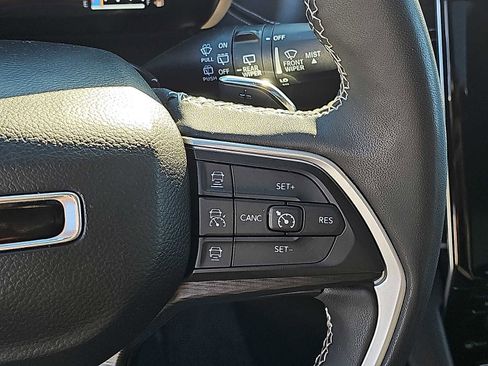 Used 2023 Jeep Grand Cherokee L Laredo image 25