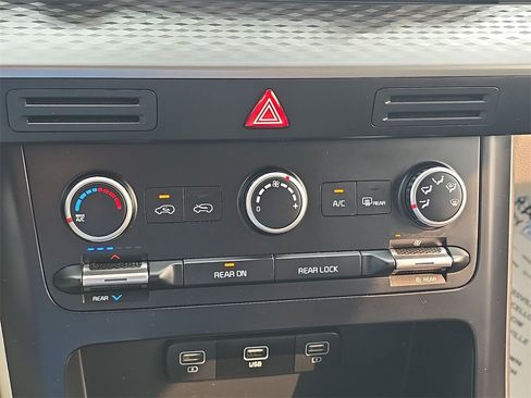 Used 2024 Kia Carnival LX image 24