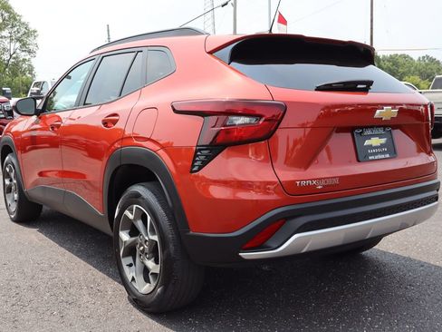Used 2024 Chevrolet Trax LT FWD image 3