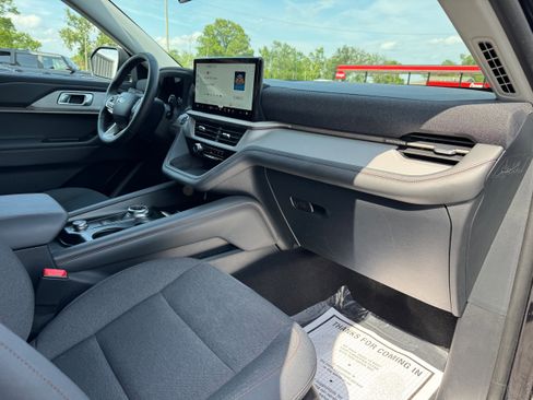 Used 2025 Ford Explorer Active RWD image 19