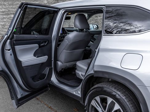 Used 2023 Toyota Highlander XLE image 20