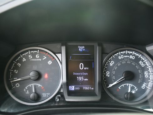 Used 2017 Toyota Tacoma TRD Off-Road image 11