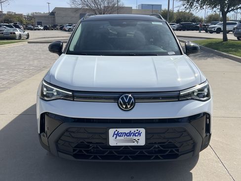 Certified 2025 Volkswagen Taos SE FWD image 3