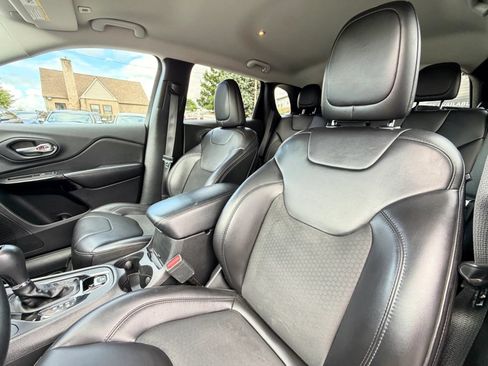 Used 2019 Jeep Cherokee Latitude Plus AWD/4WD image 28