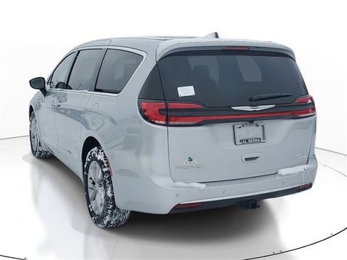 New 2026 Chrysler Pacifica Limited w/ Trailer Tow Group image 3