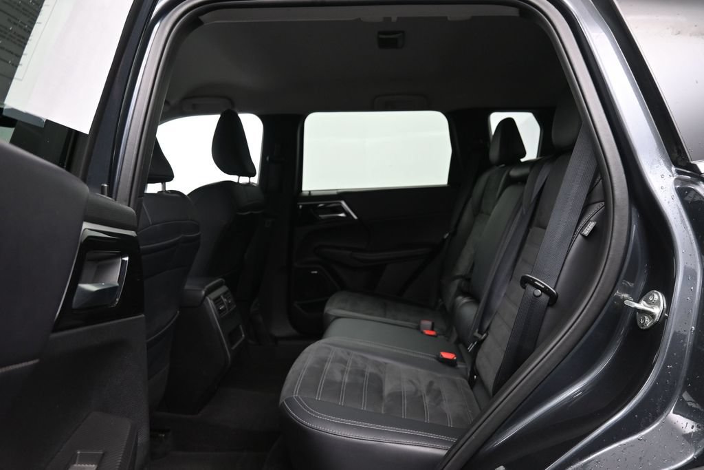Used 2025 Mitsubishi Outlander AWD image 25