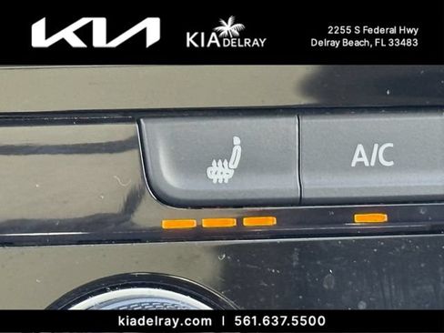Used 2023 Volkswagen Taos SE w/ Panoramic Sunroof Package FWD image 25