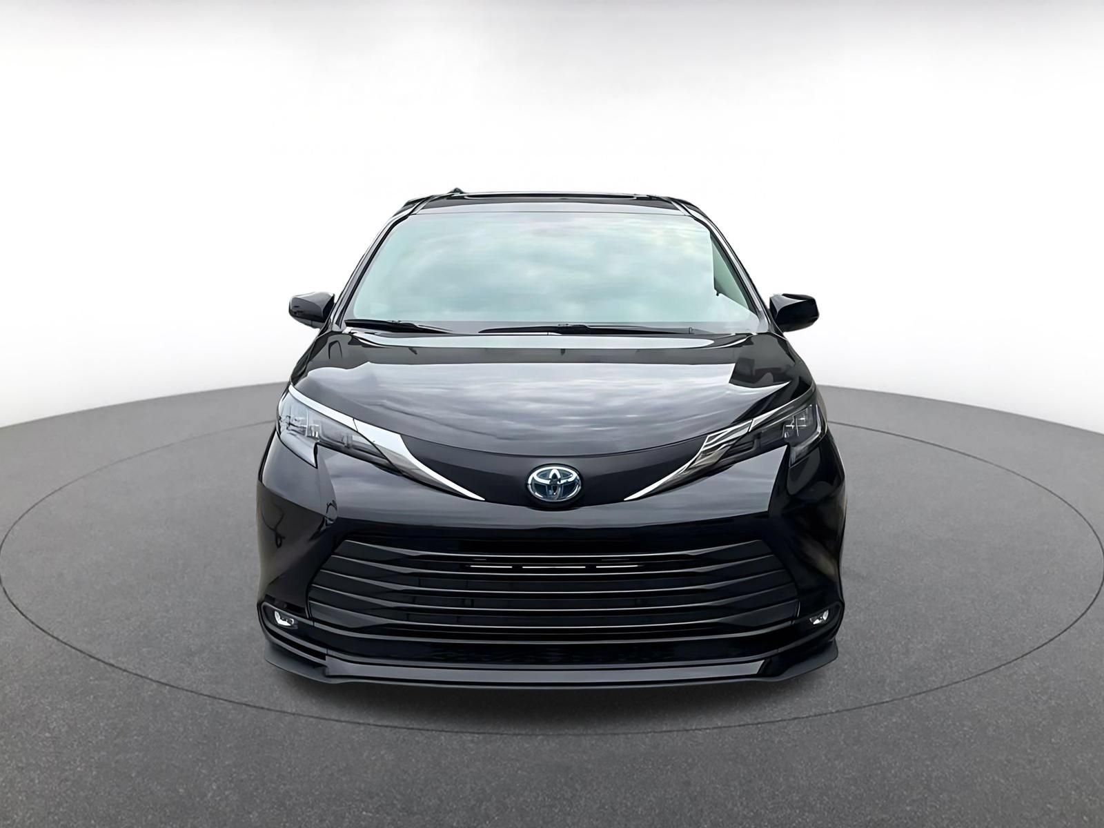 Used 2025 Toyota Sienna XLE FWD image 4