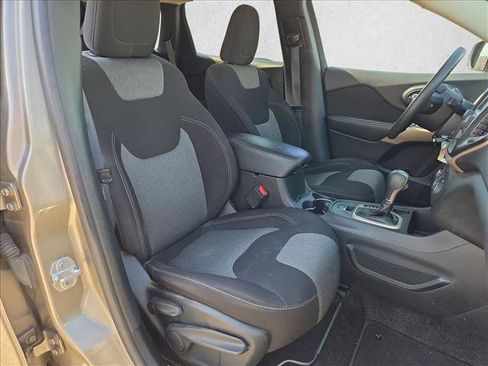 Used 2017 Jeep Cherokee Sport image 17