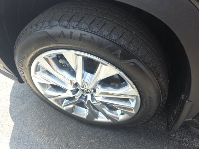 Used 2025 Toyota Highlander Limited FWD image 10