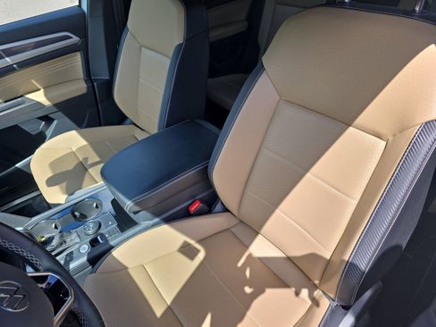 Used 2022 Volkswagen Atlas Cross Sport SE w/ Black Wheel Package image 17