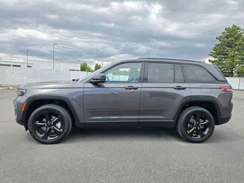 Used 2023 Jeep Grand Cherokee Limited w/ Luxury Tech Group II AWD/4WD image 34