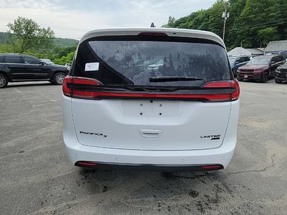 New 2027 Chrysler Pacifica Limited w/ Family Tech Group