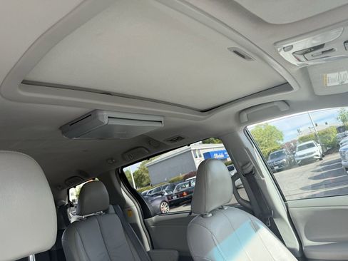 Used 2011 Toyota Sienna XLE AWD/4WD image 20